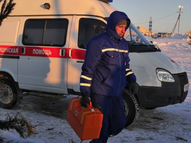Зимние погружения Нефтеюганцев под контролем скорой помощи.